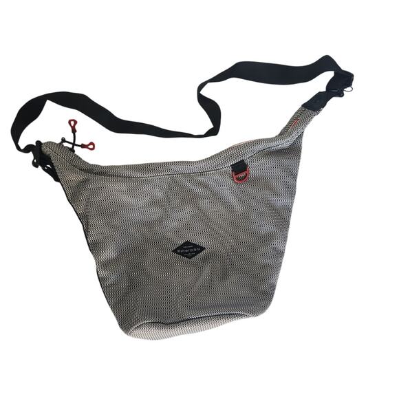 Sherpani Payton White/Black Tote Bag - Picture 1 of 7